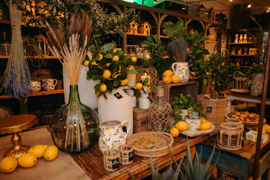 Mesa con arreglos botánicos y limones. Flor de Sauco. Floristería Ponferrada