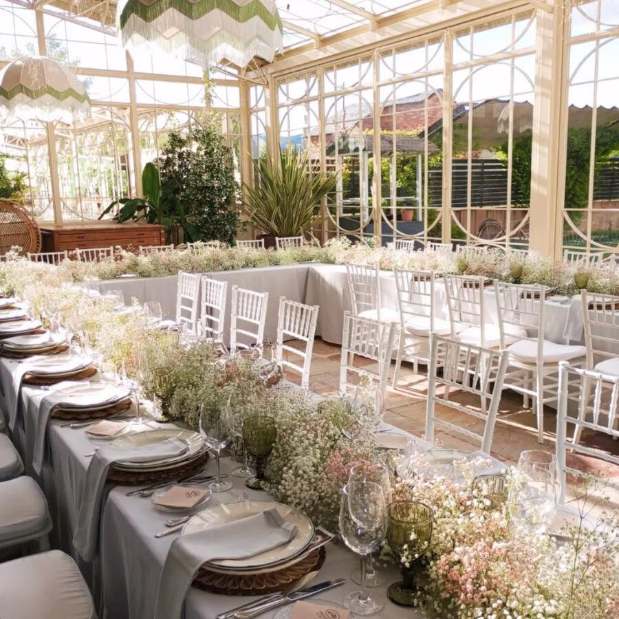 Comedor de boda Mesa de boda decorada de flores