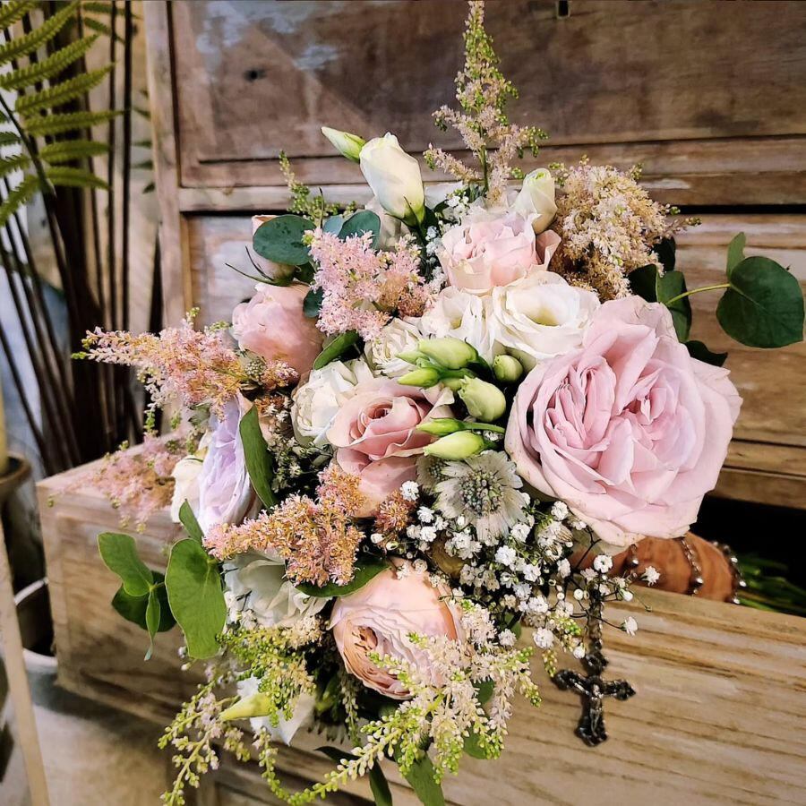 Ramo de novia con rosas blancas y rosas